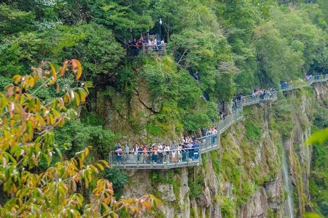 宁波溪口徐凫岩玻璃栈道景区对全国医护人员免费开放!