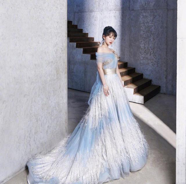 杨紫穿浅紫色系the atelier高定礼服,飘逸羽毛裙摆,仙气缭绕