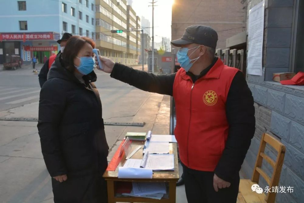 门卫师傅李树恒熟悉的身影,此时显得那么高大,那么温暖.