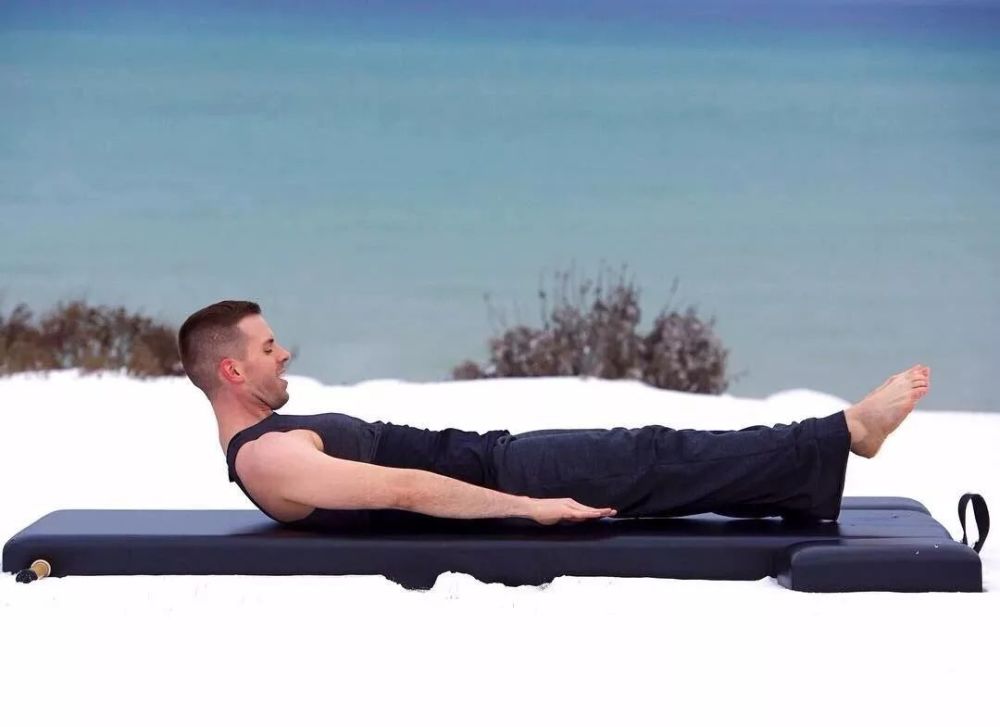 约瑟夫普拉提经典34个动作之 – 引体屈身(the roll up)的动作照片.