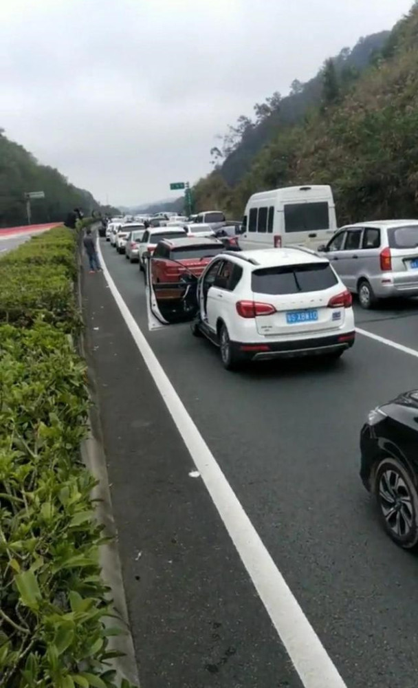 今天(2月9日)两广交界处的高速路口也都出现不同程度的堵车.
