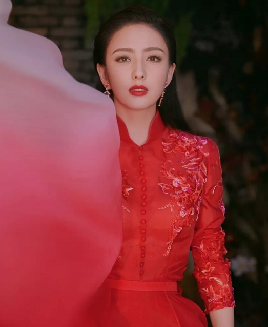 佟丽娅元宵节美照曝光,延续春晚