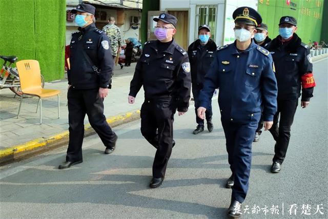 民警老人口罩_老人戴口罩(3)