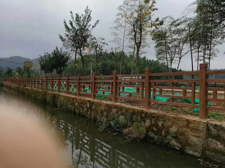 艺高景观红河仿木护栏池塘效果