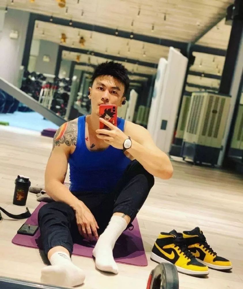 探访"健身房" 直扒腹肌东北大男孩