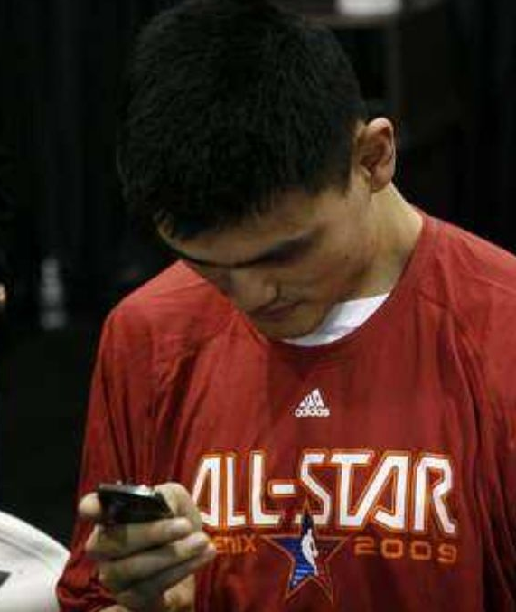 nba巨人手掌多夸张?姚明玩手机像看表 奥尼尔吃鸡腿像剔牙