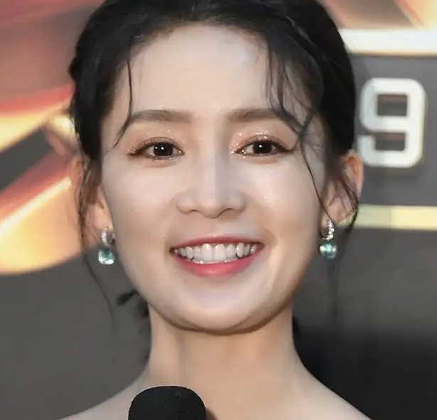 李沁晒出化妆视频,离开10级滤镜后惊现"饺子下巴,难以置信