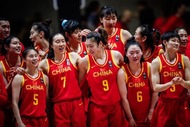 中国女篮与球迷庆祝进军东京 姚明开心合影