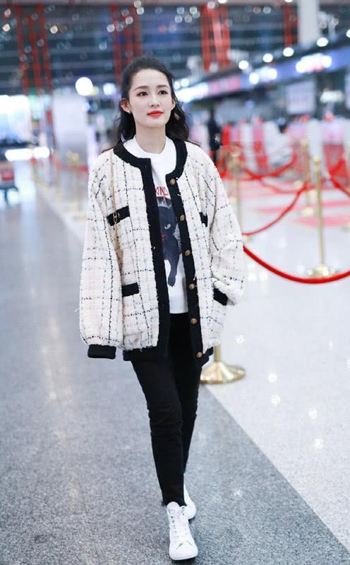李沁这双腿好撩人,穿西服配长袜,让人挪不开眼