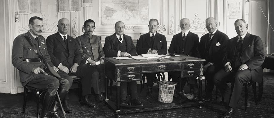 巴黎和会期间,各与会国代表召开会议,筹办"红十字会联盟",右起第四位