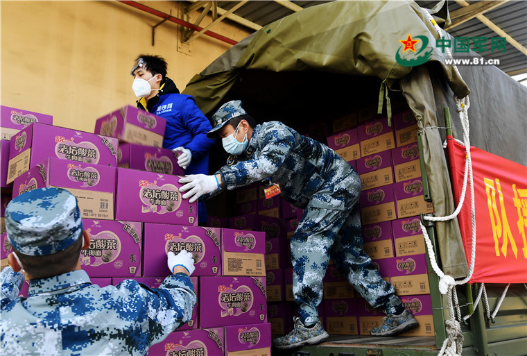 驻鄂部队成立了由130辆军用卡车,260余名官兵组成抗击疫情运力支援队