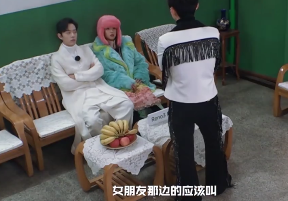 肖战牵着吴映洁一路小跑,看到他的牵手方式,小飞侠都为他心疼