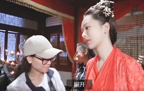 任嘉伦偷戴杨紫耳环,对着镜头毫不在意,杨紫的反应求生欲太强