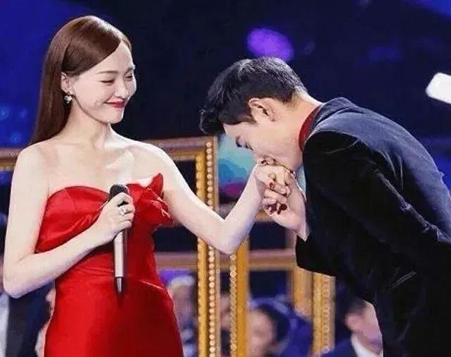 《鹤唳华亭》宣传时,网络上就曝光说唐嫣生了双胞胎,而且还有图有真相