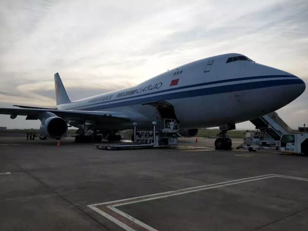 国货航波音747-400f正在南非德班装载防疫物资准备回国