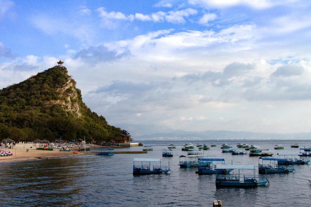 禄充景区,由于是旅游淡季所以吃住皆便宜,性价比特高.