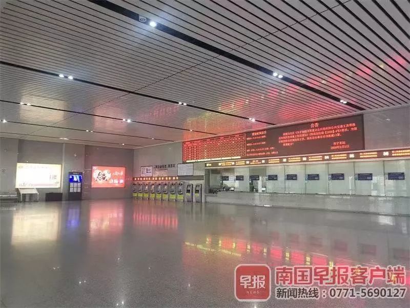 上午9点多,南宁东站的售票处,空无一人.