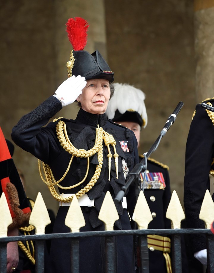 69岁的安妮公主将取代哈里成为英国首位女司令,年轻时