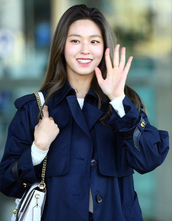 她是《橘子果酱》女主,今穿深蓝色风衣配牛仔裤,简单却很大气
