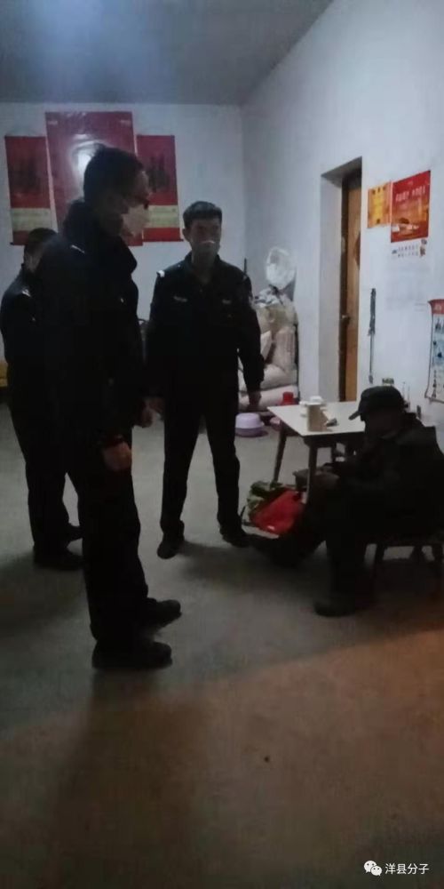 民警老人口罩_老人戴口罩(2)