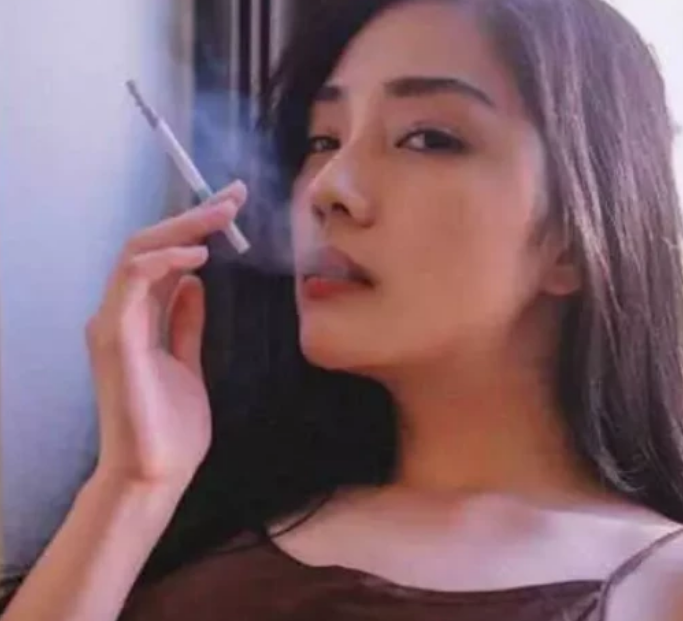 有数据表明长期抽烟的女生患有乳腺癌的几率是其他女生的3倍.