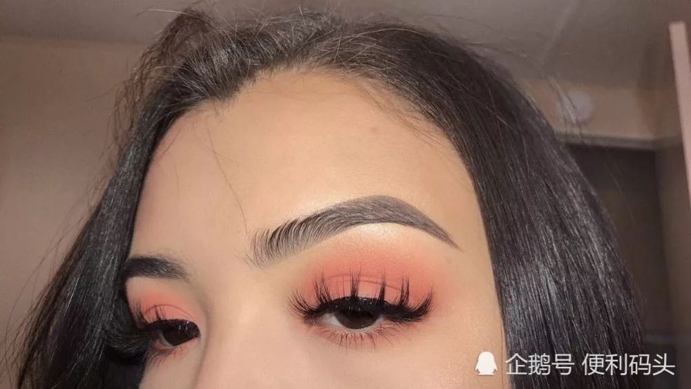 在欧美妆里,你几乎看不到平眉或者柳叶眉,出现最多的就是挑眉.