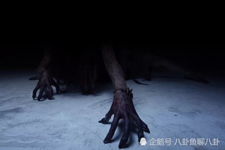 学生在老师喝的水中加入了怪物的血,人有时候比怪物更