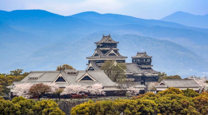 巍峨的熊本城,现在在维修中, 相信不久就能对游人开放了