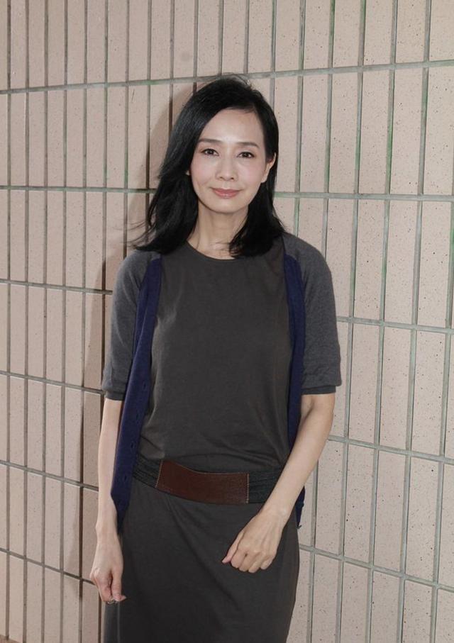 59岁毛舜筠为丈夫庆生晒全家福两个女儿颜值出众母女同框似姐妹