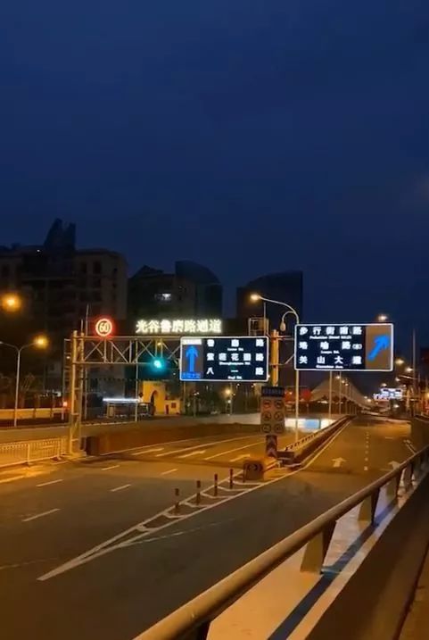 武汉清晨四点,空荡荡的街头,她说:"上班了,今天早班.