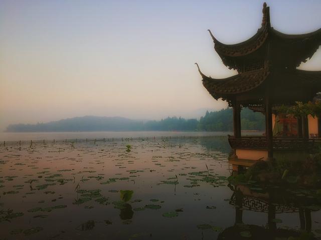 绕过孤山寺以北,来到贾公亭以西,看到湖水初涨,与岸平齐.