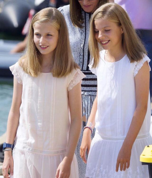 西班牙王室两位小公主对比:姐姐莱昂诺尔明显颜值更高,淑女范儿