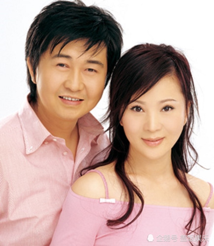 53岁付笛生近照曝光!头发灰白独啃馒头,与妻子结婚31年恩爱如初