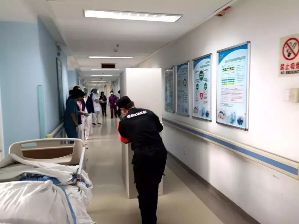 北京积水潭医院回龙观院区八层东病房,准备迎接发热门诊患者的医护