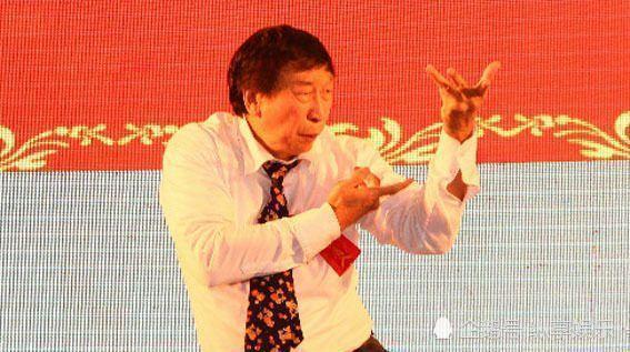 一副娘娘腔,却是隐居市井的高手,绝技:洪家铁线拳.