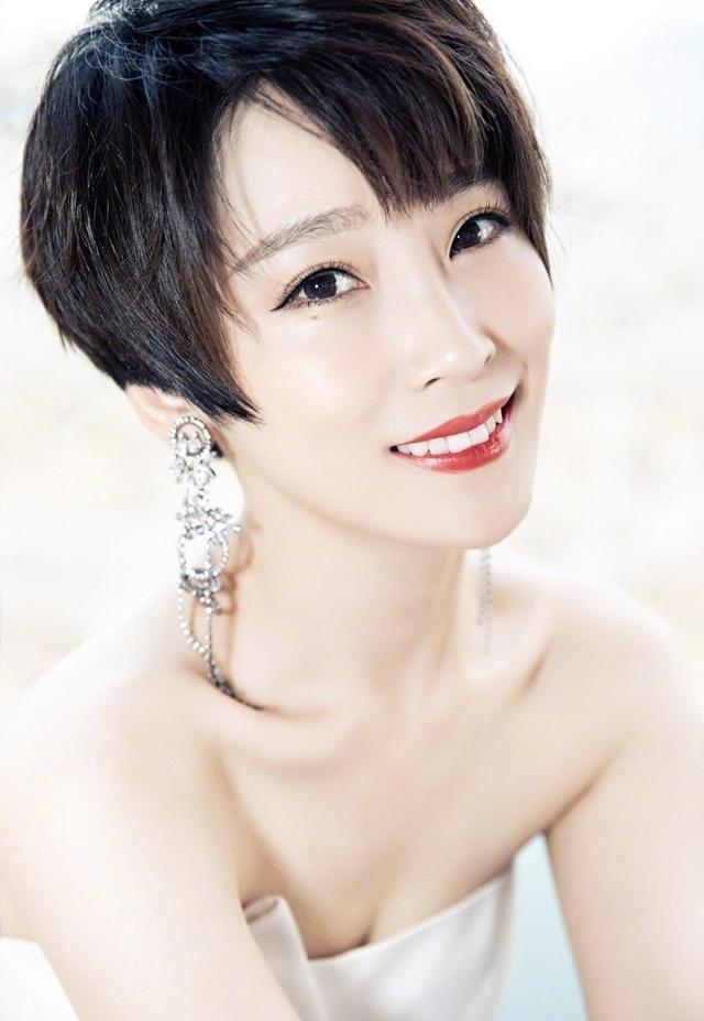谢楠真是"短发女神",穿抹胸连衣裙凹造型,不丰满但也可以性感