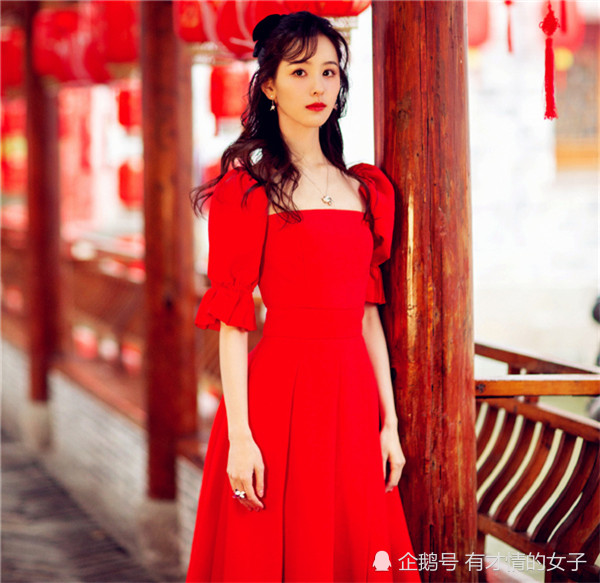 陈都灵和鞠婧祎同穿红色连衣裙,同戴蝴蝶结,一个公主一个女王