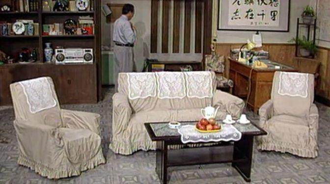 在40集前,布套沙发,可是90年代的热销货.
