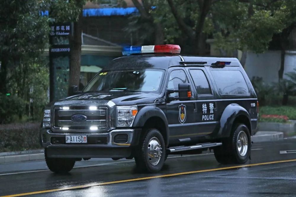 上海街头现身特警专用f550防弹车,坚固犹如一个移动堡垒!
