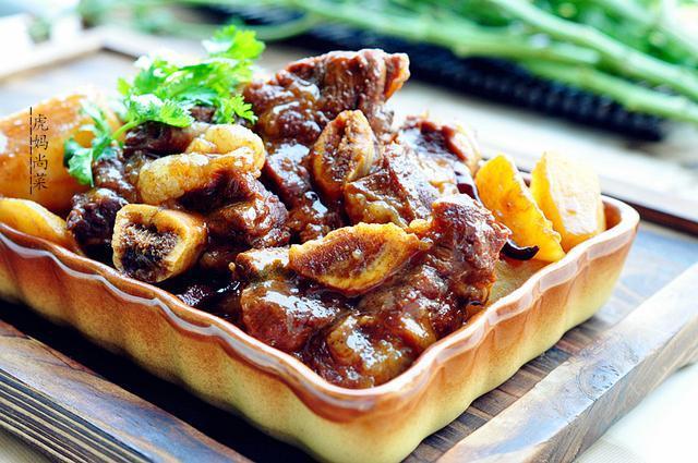 二.土豆炖牛排 土豆比牛肉还好吃,绵软又入味.