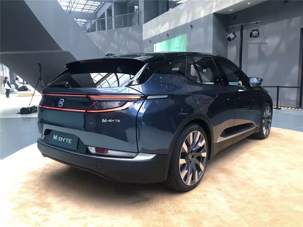 m-byte 定位于纯电动中型 suv,其最大的亮点便是搭载了 48 寸共享全面