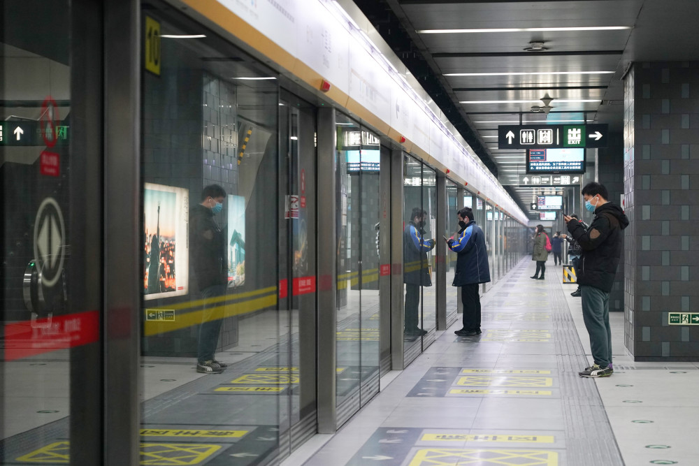 早高峰时段的北京地铁六号线十里堡车站,几位乘客在等候地铁.