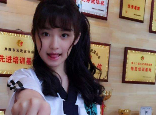 有种"整容"叫旋风少女的邓萍萍,如今染回金发,御姐范十足