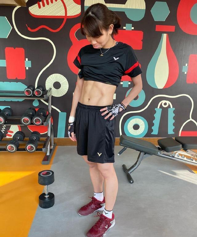 中国台北女羽一姐晒照,健身房锻炼大秀腹肌,身材出众羡煞旁人