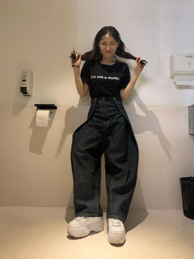 春晚"表情包"金靖私服火了!尤物身材 前卫着装,美到没