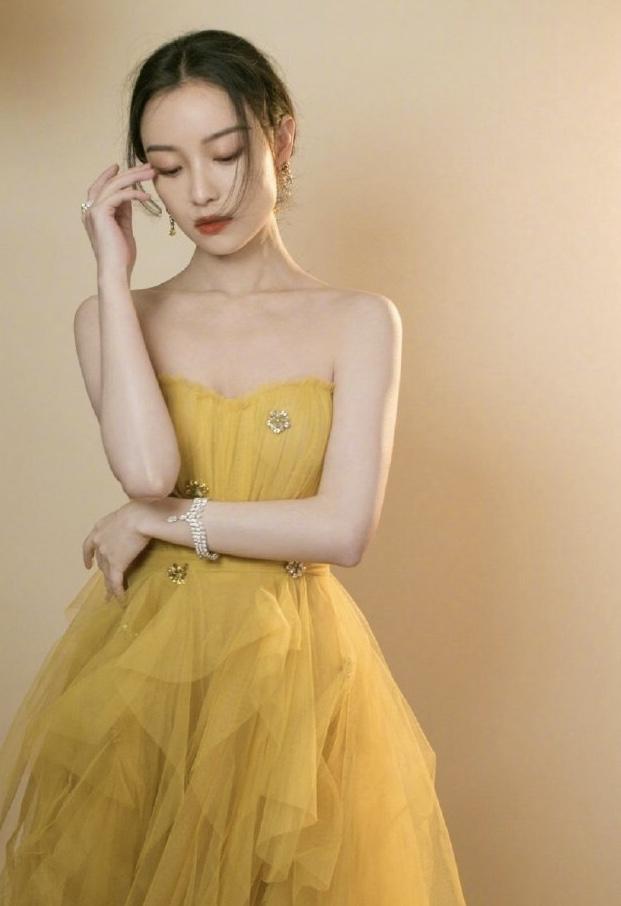 倪妮时尚品味真不赖!身穿鹅黄色抹胸裙清新唯美,大秀