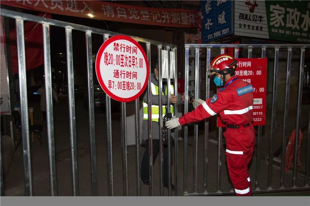 出入证永巨街道粮市社区志愿者正在核对出入车辆信息摄影记者:李宇