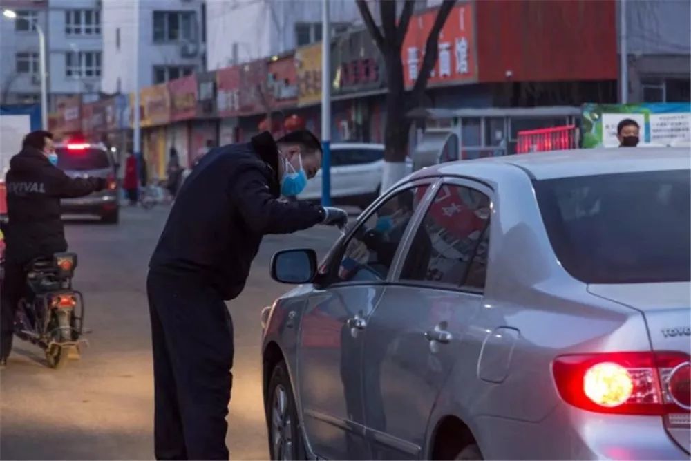 永巨街道粮市社区志愿者正在核对出入车辆信息摄影记者:李宇桥,马雪松