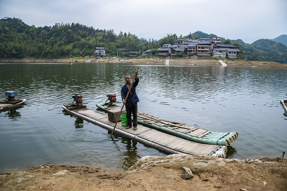 桂林青狮潭水库:坐在竹筏上,心突然安顿下来