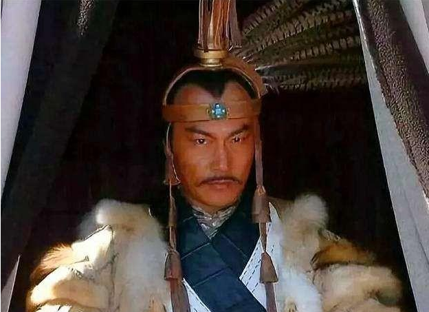 匈奴一开始在草原上势力很小,冒顿单于正是利用了"鸣镝,强化了族人对